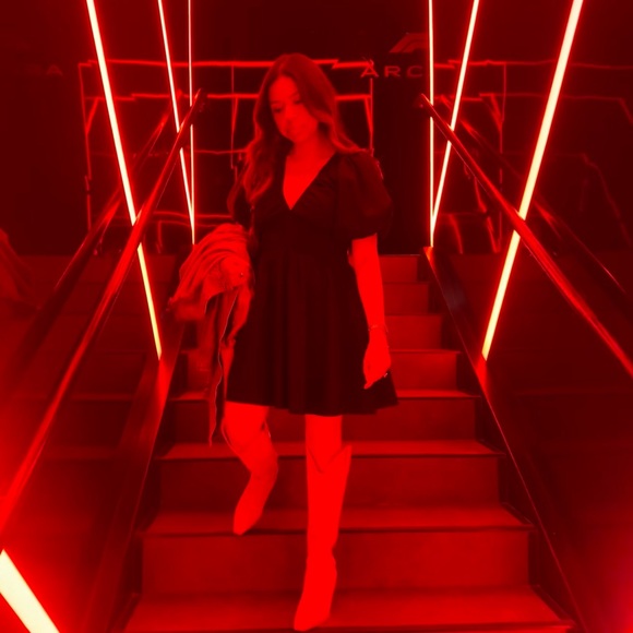 💕Meet Your Posher!💕 - Picture 5 of 6